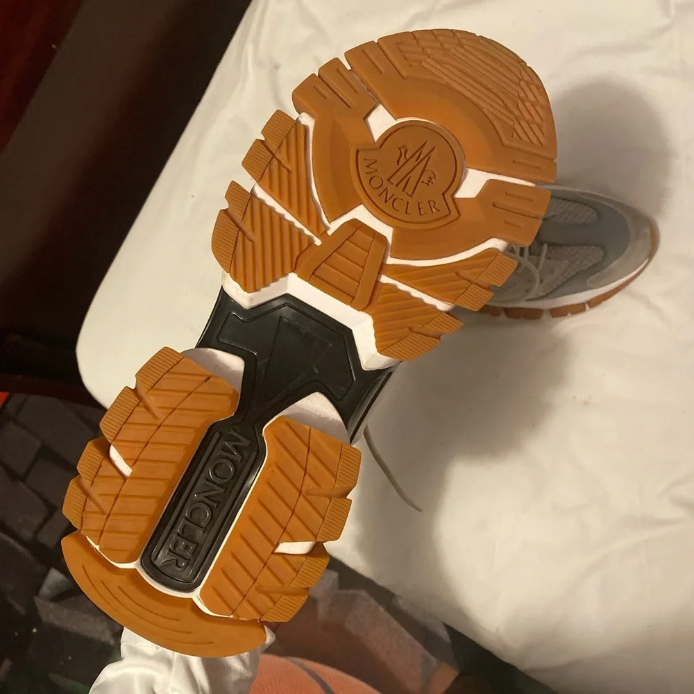 I’m selling this Moncler shoes including the Box. - Picture 3 of 4